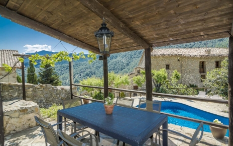 Porche amueblado con vistas a la piscina